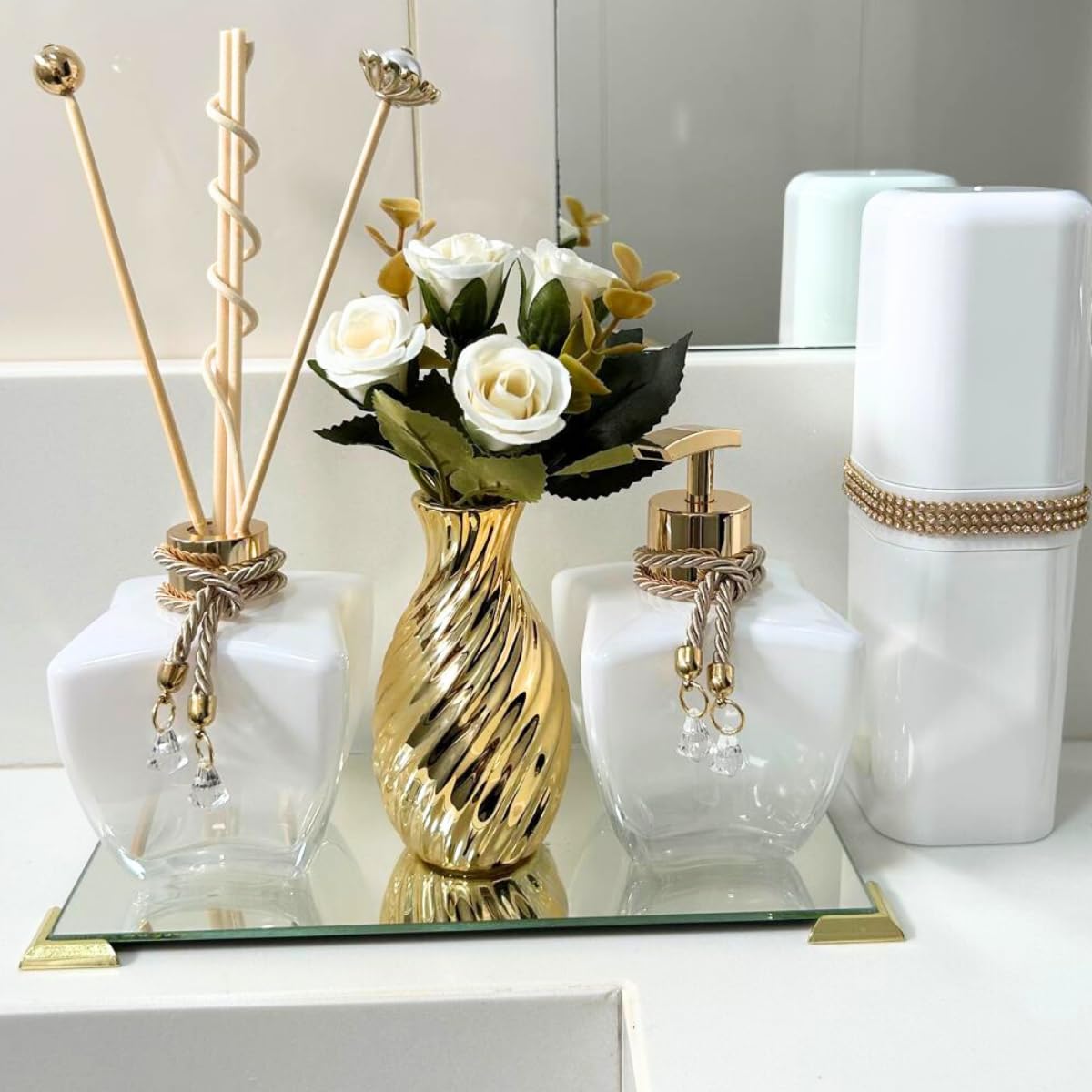 Kit Lavabo Luxuoso - Aromatizador + Saboneteira + Bandeja + Porta Escovas + Vaso + Kit de Varetas - Coleção Patagônia (Dourado)