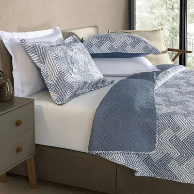 Kit Cobre Leito Colcha Queen 3 Peças Boutis Dupla Face Porta Travesseiro Aba Americana Chevron Azul