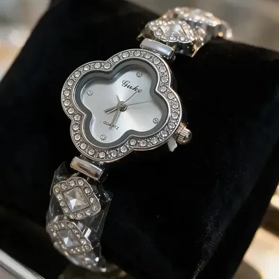 Relógio Feminino Guke emTrevo Cravejado Brilhante Luxuoso Correia Prata