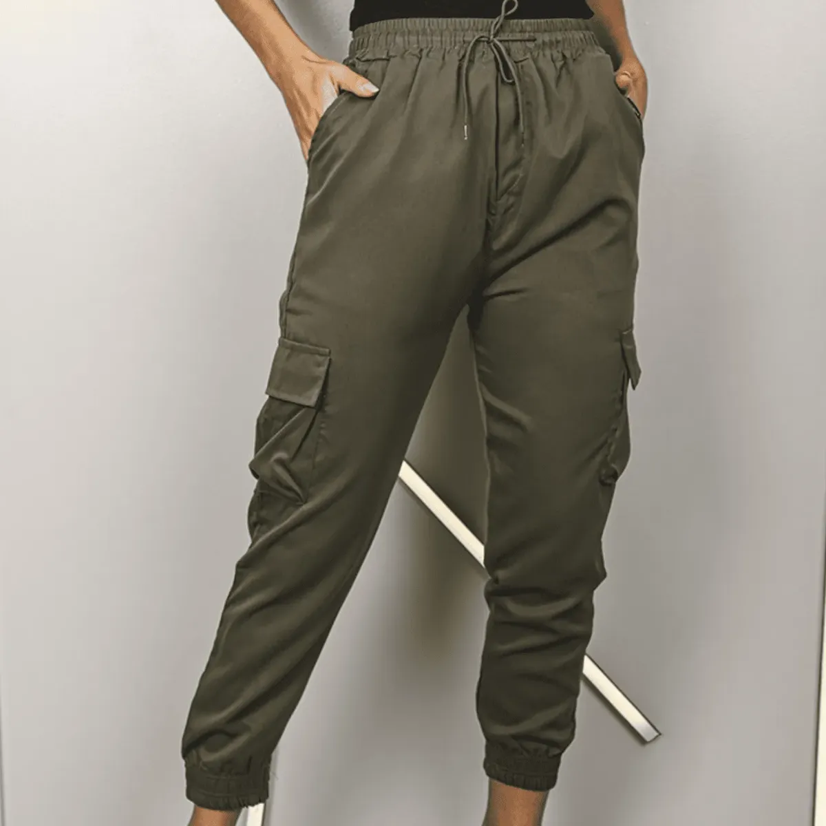 Calça Feminina Cargo Em Sarja Bolso Fake Jogger Cintura Alta